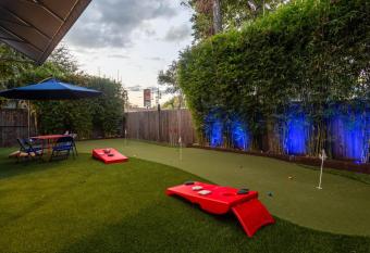 TikTok Mansion - 6th Street - 3 min scooter allows 18 year olds to book a room