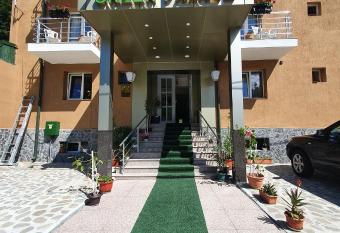 Hotel Green Palace allows 18 year olds to book a room