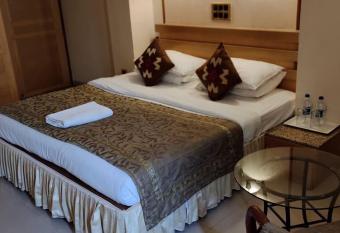 HOTEL DECCAN ROYAALE allows 18 year olds to book a room