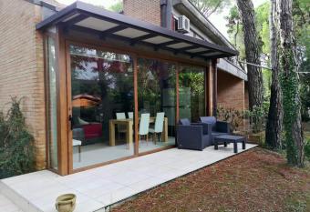 Villa a schiera raffinata con giardino has Balcony rooms