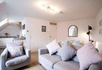 Modern Apartment in the Heart of Oxford with Secure Underground Parking allows 18 year olds to book a room