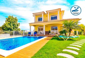 Villa Imagine by Algarve Vacation allows 18 year olds to book a room