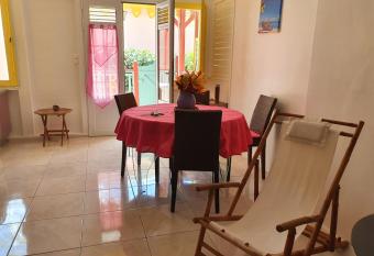 Coquet deux pi  ces meubl  e, proche mer has Balcony rooms