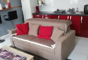 Maison class  e 2   toiles en plein c  ur de Margaux allows 18 year olds to book a room