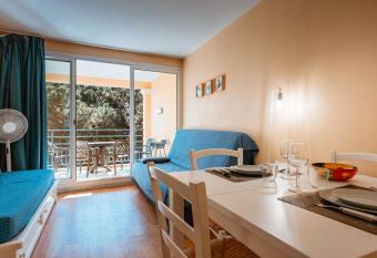 Le studio de giens has Balcony rooms