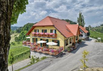 Farm Stay Jarc Vineyard has Balcony rooms
