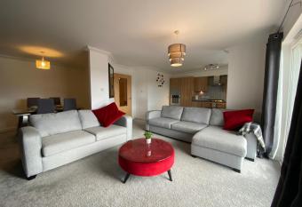 The Duplex Nairn- Spacious 3 Bedroom with sunny balcony has Balcony rooms