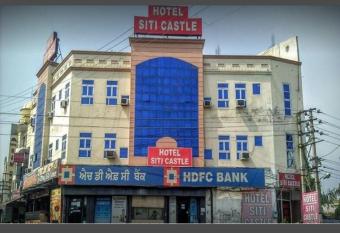 HOTEL SITI CASTLE has Balcony rooms
