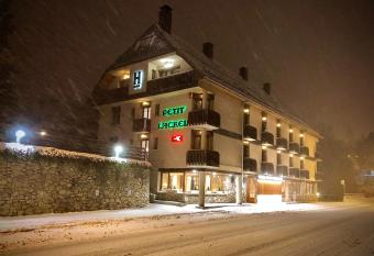 Hotel Petit Lacreu has Balcony rooms