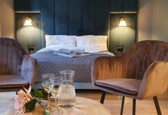 DK Premium Warmi  ska Secesja allows 18 year olds to book a room