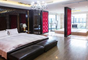 All-Ur Boutique Motel - KaoHsiung Branch allows 18 year olds to book a room