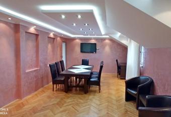 Kona  i  te Zlatibor has Smoking/Balcony rooms