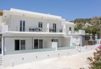 Secret Nest has Balcony rooms