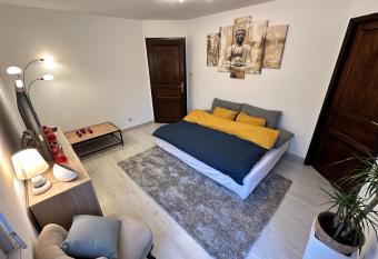 Superbe F2 terrasse, route du vin, Florival has Balcony rooms