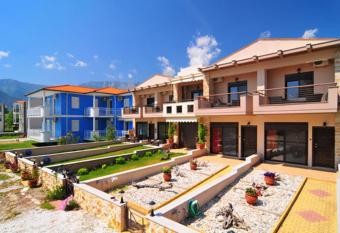 Golden Sunrise Apartments has Balcony rooms