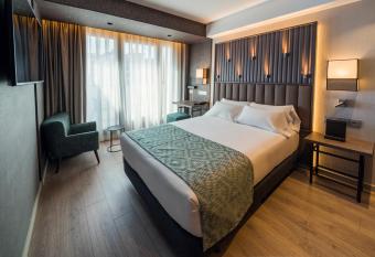 Catalonia Gran V  a Bilbao has Balcony rooms