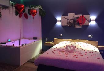 L EDEN et sa love room avec baln  oth  rapie allows 18 year olds to book a room