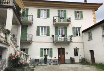 Le sou tri has Balcony rooms