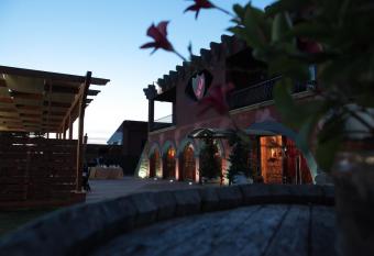 Villa Carmela has Balcony rooms