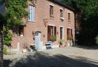 G  te du relais de Charlinette allows 18 year olds to book a room