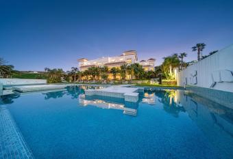 Mnar Castle has Balcony rooms