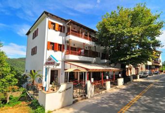 Komninos Rooms has Balcony rooms