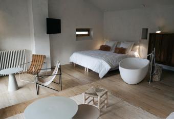 La Maison des Sources has Balcony rooms