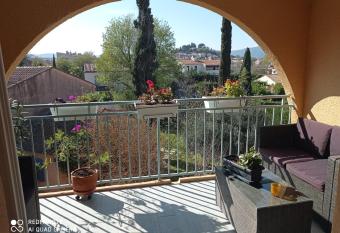 Un nid d amour en Provence    deux pas de la mer allows 18 year olds to book a room