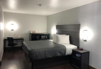 Blue Way Inn By Jasper Near Frost Bank Center has Smoking rooms