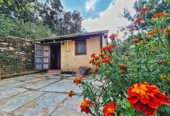 Sharda Stay s Binsar Himalayas has rooms with a private hot tub