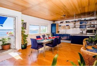 Seaside Lux has Balcony rooms