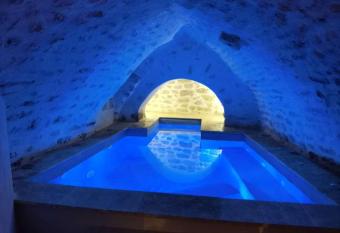 LE SPA INSOLITE DE MALAUCENE allows 18 year olds to book a room