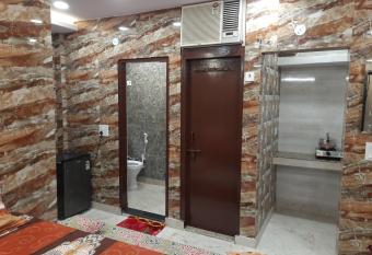 Couple friendly private flat in posh area of lajpat nagar, for more details cal 92,121,74700 has Balcony rooms