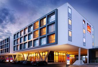 Leonardo Hotel Salzburg Airport allows 18 year olds to book a room