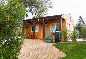 Un chalet    CAEN has Balcony rooms
