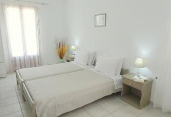 Kamakaris Rooms has Balcony rooms