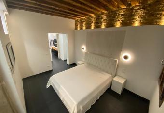 Giorgiapartaments Black exclusive has rooms with a private hot tub