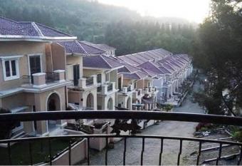 Villa Berastagi Resort V25 depan Kolam Renang has Balcony rooms
