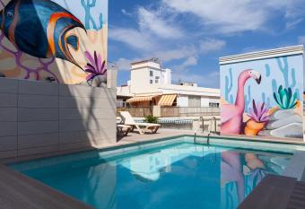 Apartamentos Mayal con Piscina allows 18 year olds to book a room