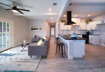 DOWNTOWN House 5 minutes from Riverwalk wHOT-TUB has Balcony rooms