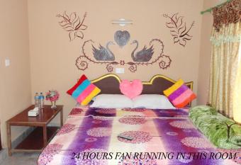 Nikunj Safari Guest House has Balcony rooms