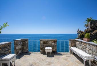 La Mal   - camere di charme allows 18 year olds to book a room