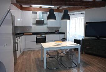 La casa de las tejas allows 18 year olds to book a room