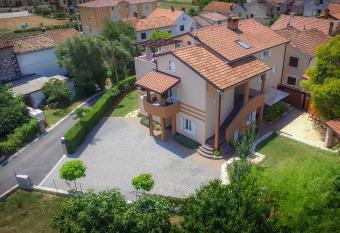 Apartment TaDe - Tag & Desire has Balcony rooms