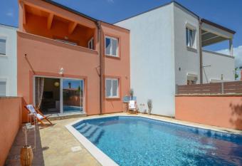 Holiday house with swimming pool Iva has Balcony rooms