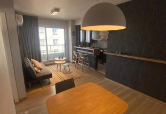 Departamento Bv. Pellegrini 1 dorm Santa Fe Capital. has rooms with a private hot tub