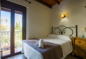 Hostal Valle Del Sol Alora allows 18 year olds to book a room