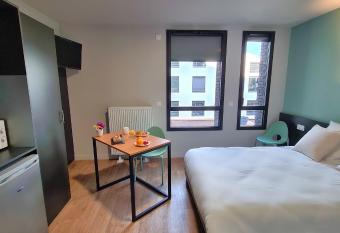 Montemp   Bordeaux Centre - Bassins    flot allows 18 year olds to book a room