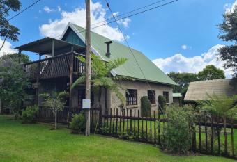Coddiwomple Cottage has Balcony rooms