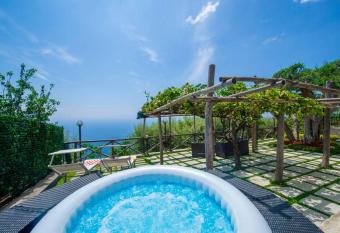 Holiday House Nuvola in Amalfi Coast has rooms with a private hot tub